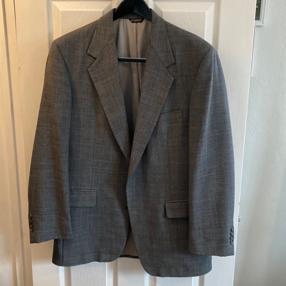 2 piece grey suit 40L 33W Bill Blass